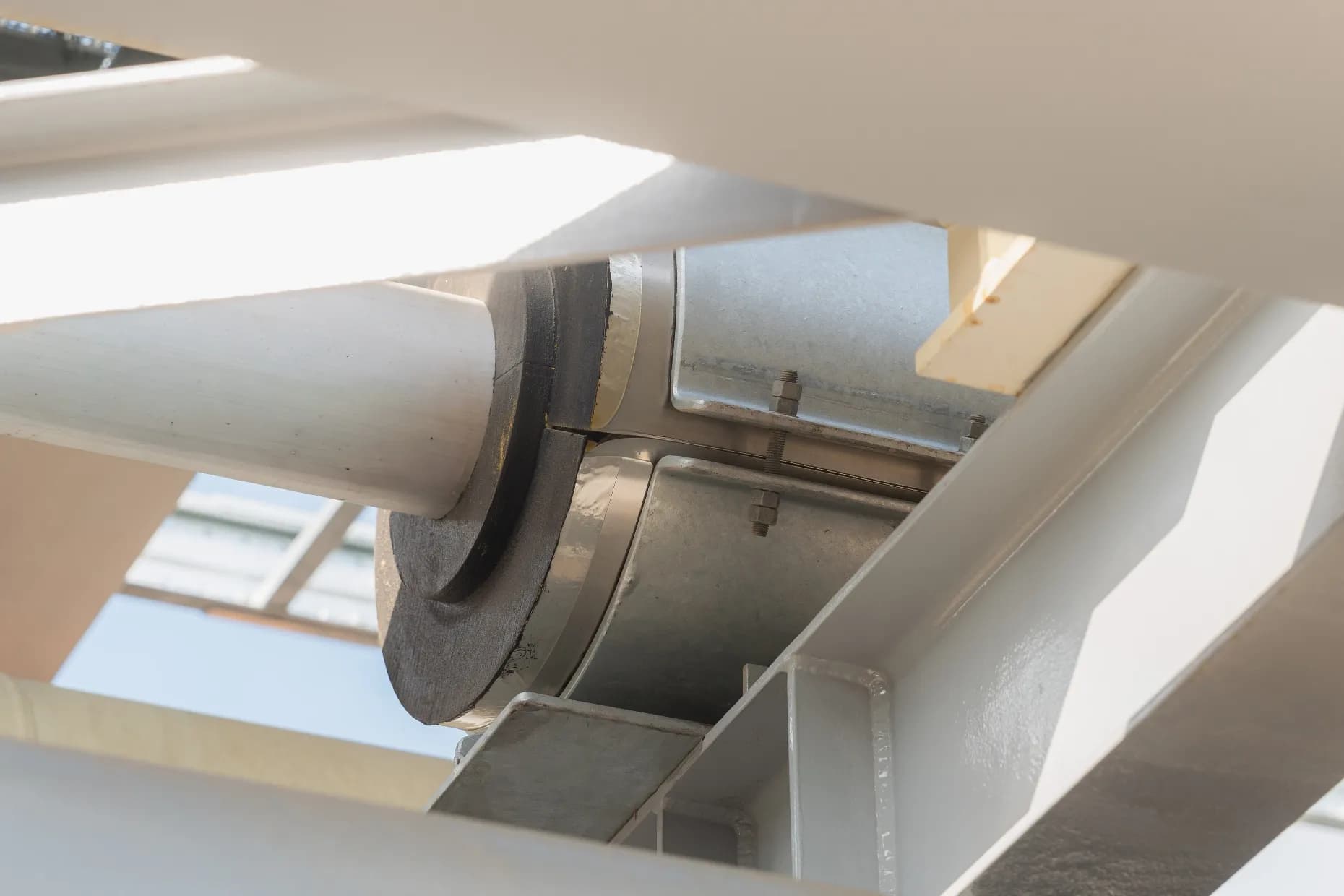 Conductos y aislamiento vistos desde abajo en una instalación